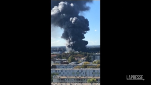 Parigi, incendio in un mercato ortofrutticolo: colonna di fumo nero
