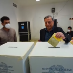 Elezioni, Mario Draghi al voto: applausi fuori dal seggio