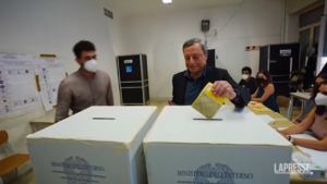 Elezioni, Mario Draghi al voto: applausi fuori dal seggio
