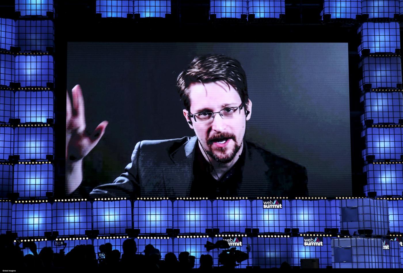 Snowden, Putin concede cittadinanza all’ex funzionario Usa