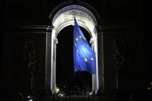 UE, inizia la presidenza francese: la bandiera europea sui luoghi simbolo a Parigi