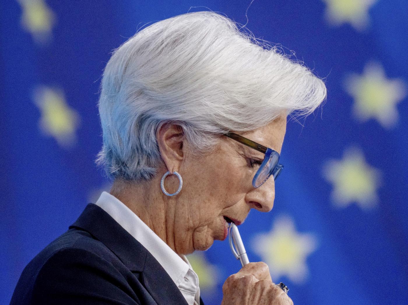 Bce, Lagarde: “Prevediamo altri aumenti dei tassi”