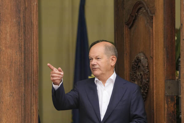 Il cancelliere tedesco Olaf Scholz riceve il primo ministro spagnolo Pedro Sanchez a Meseberg Palce