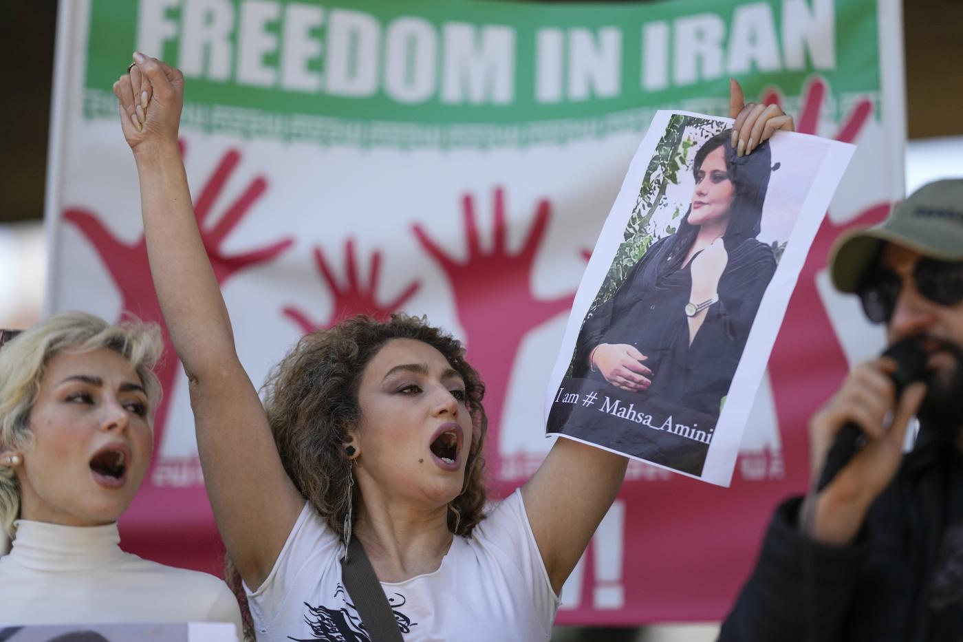 Amini, cugino: “Torturata e insultata in Iran”
