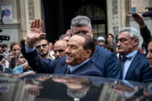 Elezioni, Berlusconi al seggio: il presidente di Forza Italia vota