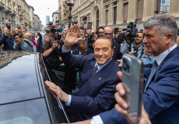 Elezioni, Berlusconi al seggio: il presidente di Forza Italia vota
