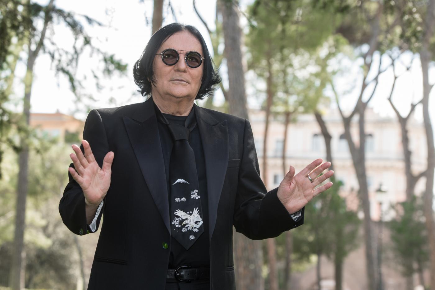 Elezioni, sfogo Renato Zero per difficoltà a raggiungere hotel: “E’ regime questo” Elezioni, sfogo Renato Zero per difficoltà a raggiungere hotel: “E’ regime questo”