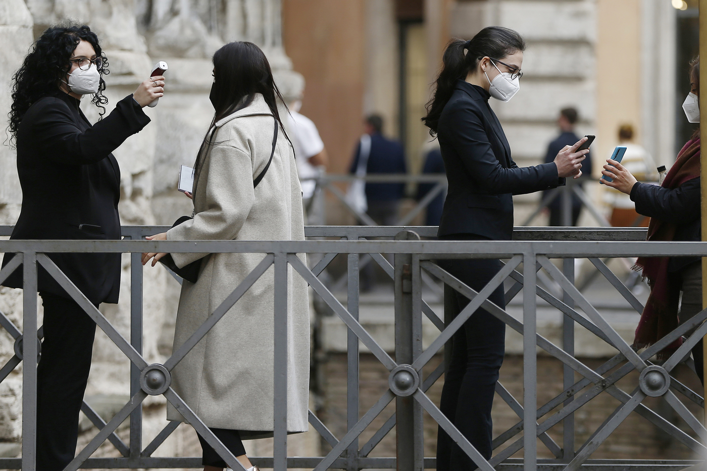 Covid, in netta risalita la curva epidemica