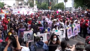 Messico, la marcia dei familiari degli studenti scomparsi