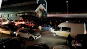 Russia, kilometer-long lines of cars at the border with Georgia
