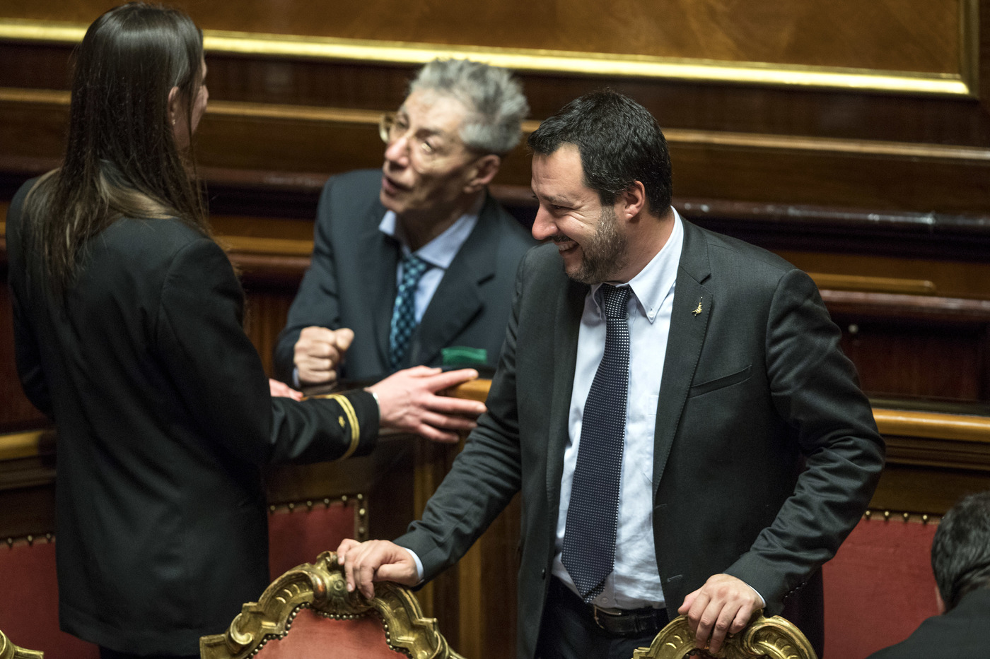 Elezioni, Bossi fuori dal Parlamento dopo 35 anni. Salvini: “Sia senatore a vita”