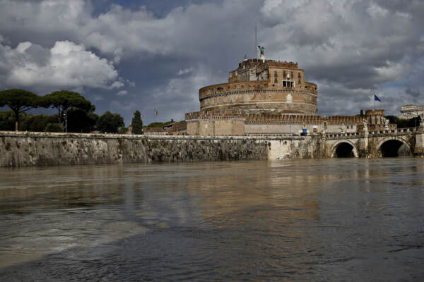 Maltempo, esonda il Tevere: soccorsi automobilisti bloccati