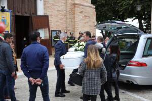 Alluvione Marche, in migliaia ai funerali del piccolo Mattia Luconi