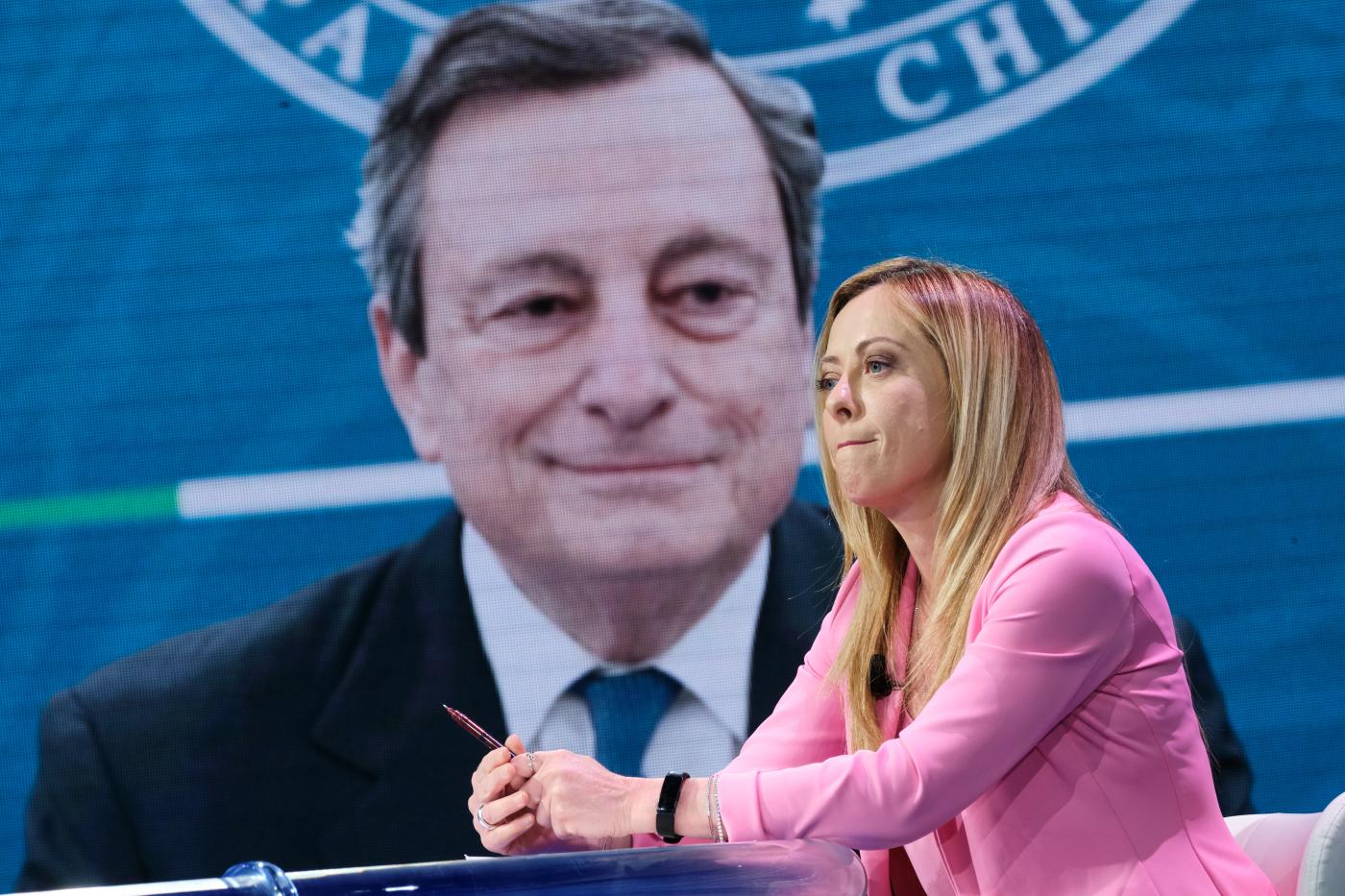 Governo, Palazzo Chigi: “Draghi lavora a transizione ordinata”