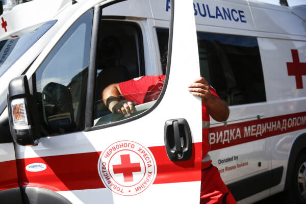 Roma, consegna nuove ambulanze della Croce Rossa al sistema sanitario ucraino