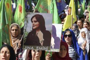 Morte Mahsa Amini, migliaia di donne in piazza in Siria