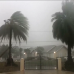 Isole Cayman, l’uragano Ian sulle coste: paura in Florida