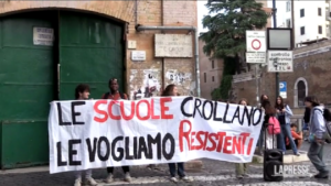 Roma, infiltrazioni e aule pericolanti: mattinata di protesta al Liceo Cavour