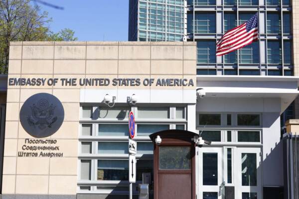 Ucraina, l’ambasciata Usa: “Gli americani lascino immediatamente la Russia”