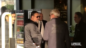 Russell Crowe a Roma: l’attore in un bar di fronte al Colosseo