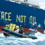 Protesta pacifica Greenpeace Italia a Siracusa contro arrivo petroliera dalla Russia