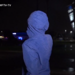 Florida, enorme cartello crolla alle spalle di una giornalista: colpa dell’uragano Ian