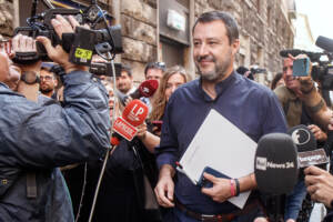 Lega: Salvini compatta squadra e non molla il Viminale
