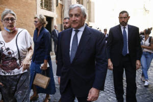 Antonio Tajani si dirige all’incontro centrodestra