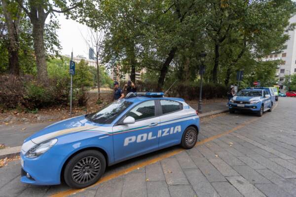 Milano, 22enne accoltellata in strada in piazza Repubblica