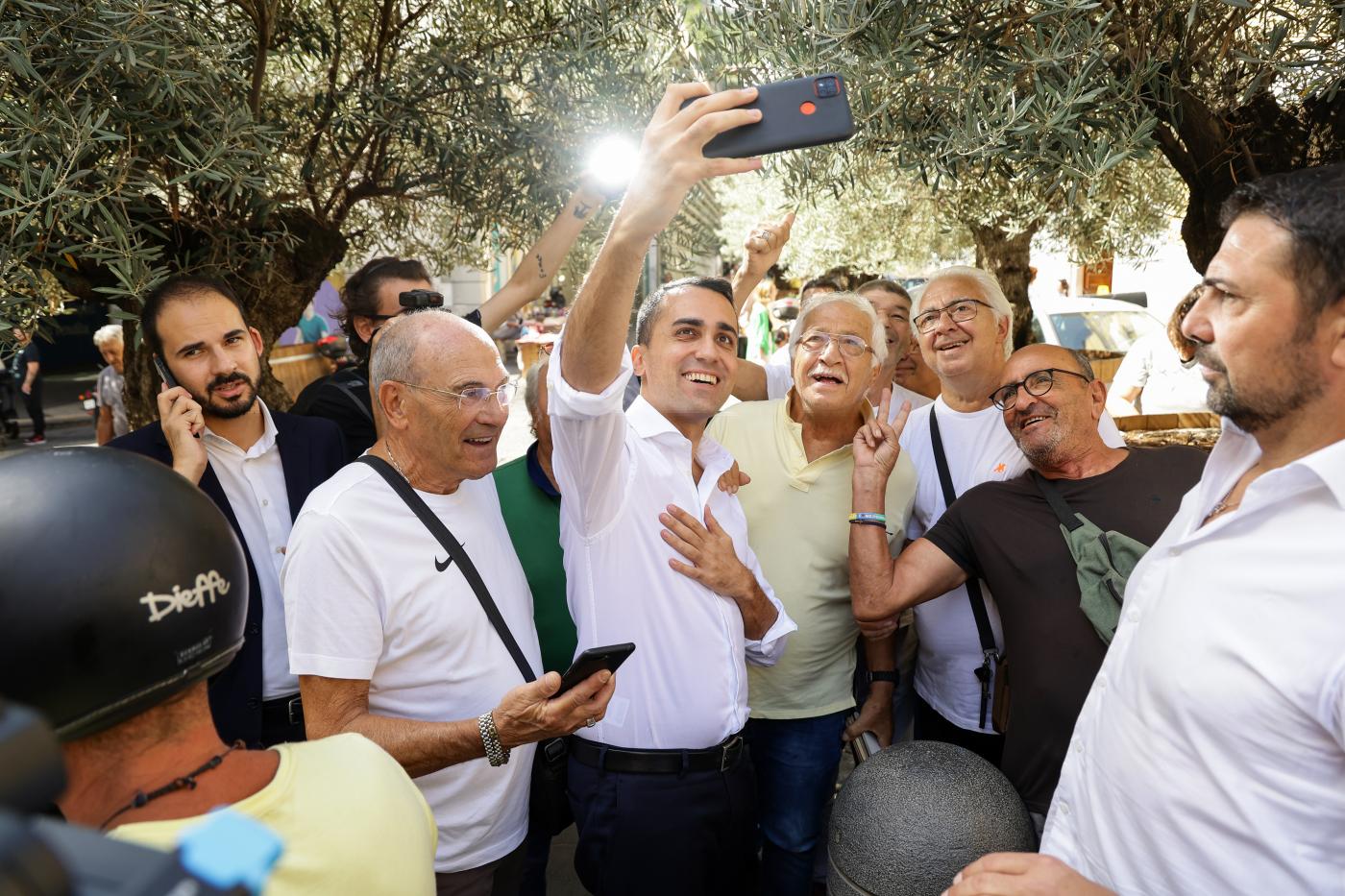 Di Maio, sparito account Facebook