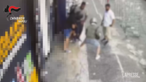 Napoli, rapina a un commerciante: il video dell’aggressione