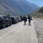 Russia, centinaia di auto in fila per attraversare il confine con la Georgia