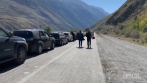 Russia, centinaia di auto in fila per attraversare il confine con la Georgia