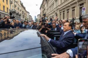 Elezioni, Berlusconi al seggio: il presidente di Forza Italia vota