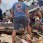 Il salvataggio tra le macerie dell’uragano Ian in Florida