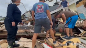 Il salvataggio tra le macerie dell’uragano Ian in Florida
