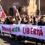 Amini, centinaia in piazza a Roma per le donne iraniane