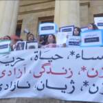 Beirut, le donne libanesi supportano la protesta in Iran