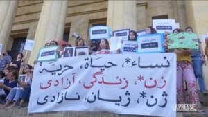 Beirut, le donne libanesi supportano la protesta in Iran