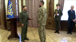 Ucraina, Zelensky premia i membri della Difesa Territoriale
