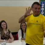 Brasile, il presidente Bolsonaro ai seggi per votare