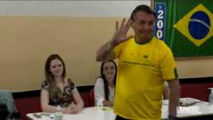 Brasile, il presidente Bolsonaro ai seggi per votare