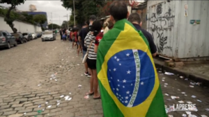 Brasile, cittadini al voto in una favela a Rio De Janeiro