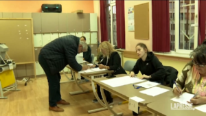 Bulgaria, seggi aperti: si vota per la quarta volta in 18 mesi