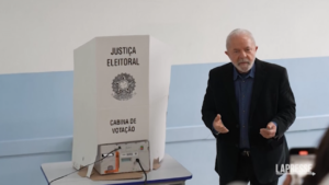Brasile, Lula ai seggi per votare