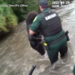 Florida, gli agenti salvano una donna travolta dall’alluvione