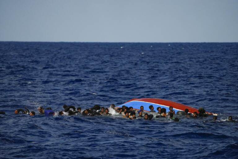 Migranti, nel Mediterraneo si rovescia barcone con 40 a bordo durante il salvataggio