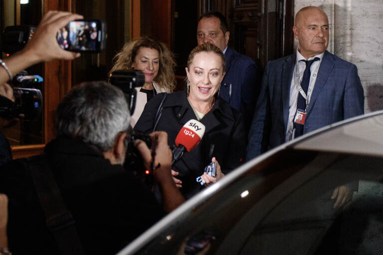 Giorgia Meloni esce dalla Camera dei Deputati