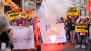 Roma: bruciano le bollette sotto Cassa depositi e prestiti