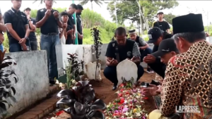 Indonesia, i giocatori dell’Arema FC fanno visita alle famiglie delle vittime